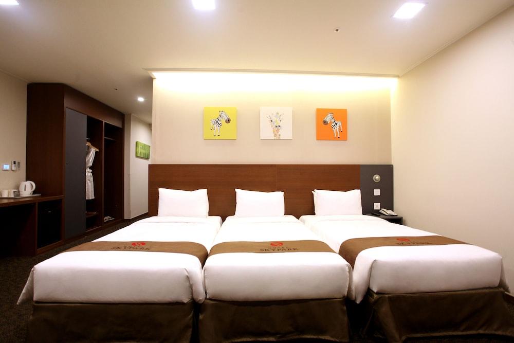 Hotel Skypark Myeongdong 2 Seoul Exterior photo